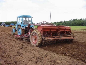 подготовка земли к посеву зерна
