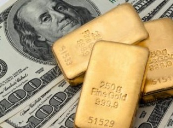 золотые слитки и доллары