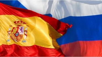 флаги России и Испании