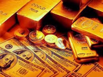 золотые слитки, монеты и доллары