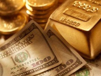 золотые слитки и доллары